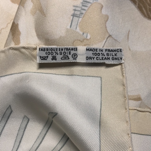 ✨Hermès “Le Piviones” silk scarf✨ - Picture 4 of 16